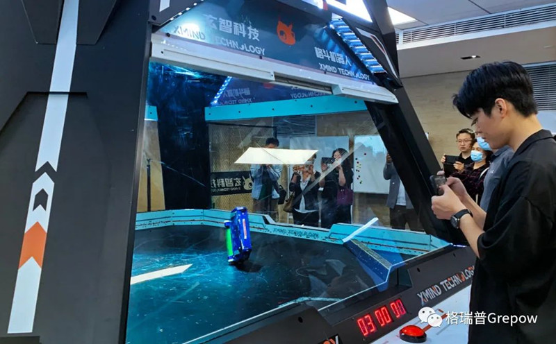 玄智科技同事在新辦公場所，展示了輕量級格斗機器人表演